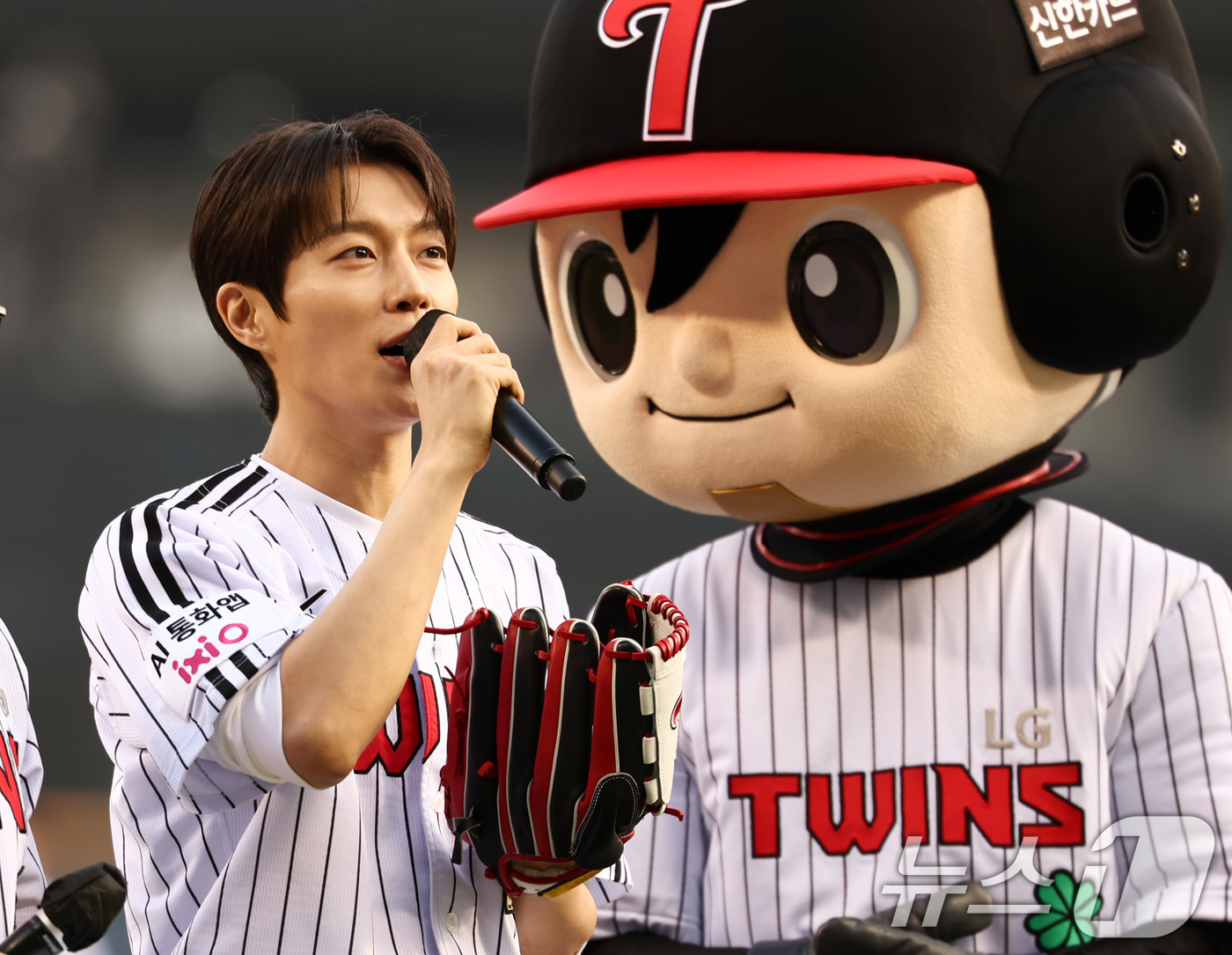 (서울=뉴스1) 최지환 기자 = 배우 윤두준이 15일 서울 송파구 잠실야구장에서 열린 '2026 신한 SOL KBO리그' 롯데 자이언츠와 LG 트윈스의 경기에 앞서 승리 기원 시구 …