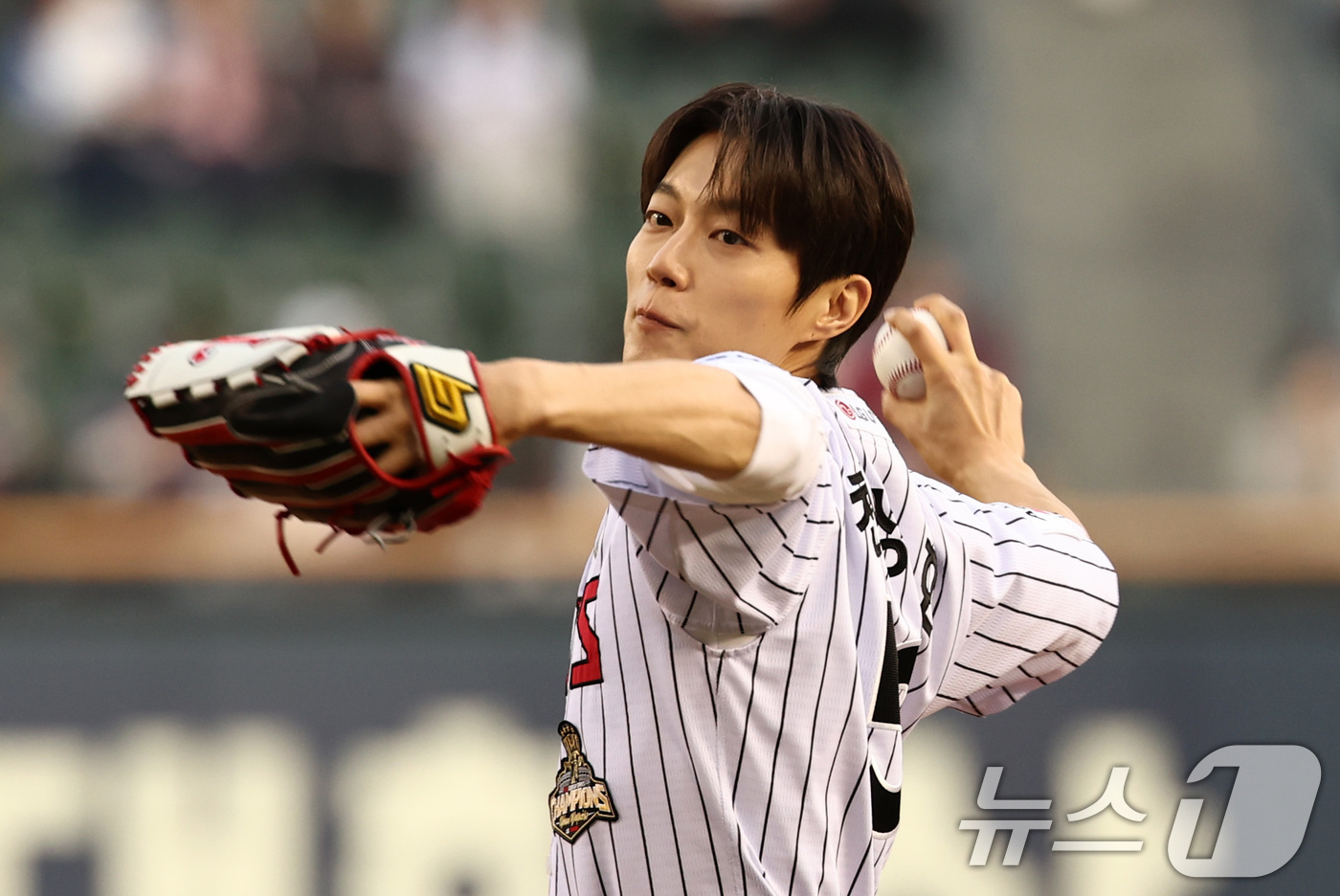 (서울=뉴스1) 최지환 기자 = 15일 서울 송파구 잠실야구장에서 열린 '2026 신한 SOL KBO리그' 열린 롯데자이언츠와 LG트윈스의 경기에서 하이라이트 멤버 윤두준이 시구를 …