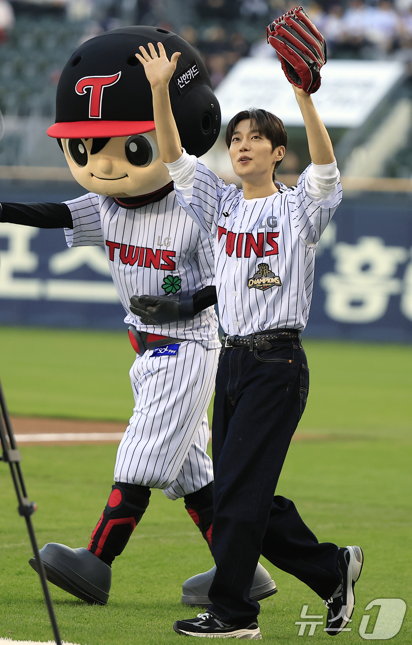 (서울=뉴스1) 박정호 기자 = 배우 윤두준이 15일 서울 송파구 잠실야구장에서 열린 '2026 신한 SOL KBO리그' 롯데 자이언츠와 LG 트윈스의 경기에 앞서 승리 기원 시구 …