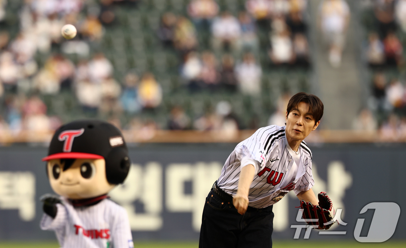 (서울=뉴스1) 최지환 기자 = 15일 서울 송파구 잠실야구장에서 열린 '2026 신한 SOL KBO리그' 열린 롯데자이언츠와 LG트윈스의 경기에서 하이라이트 멤버 윤두준이 시구를 …