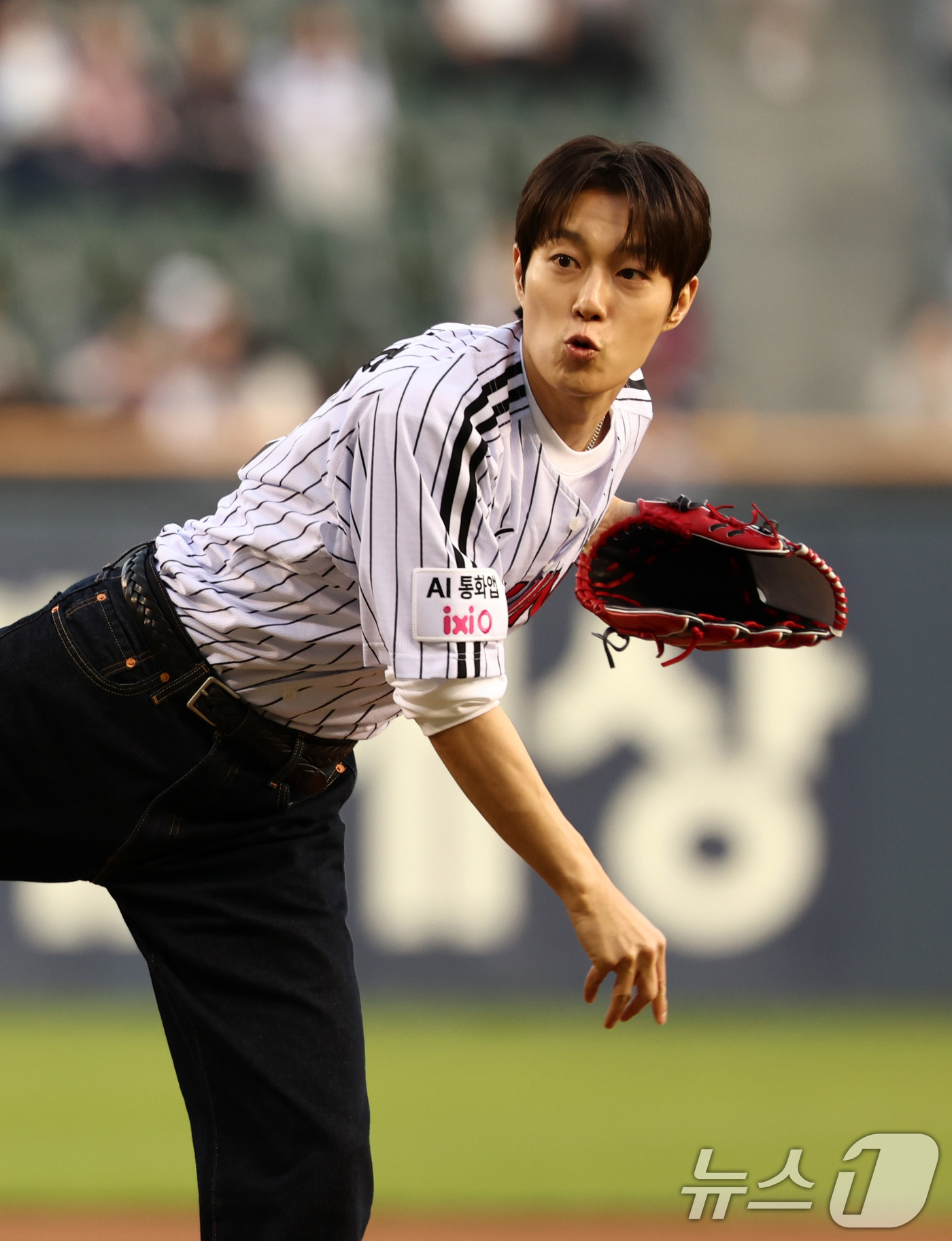 (서울=뉴스1) 최지환 기자 = 15일 서울 송파구 잠실야구장에서 열린 '2026 신한 SOL KBO리그' 열린 롯데자이언츠와 LG트윈스의 경기에서 하이라이트 멤버 윤두준이 시구를 …