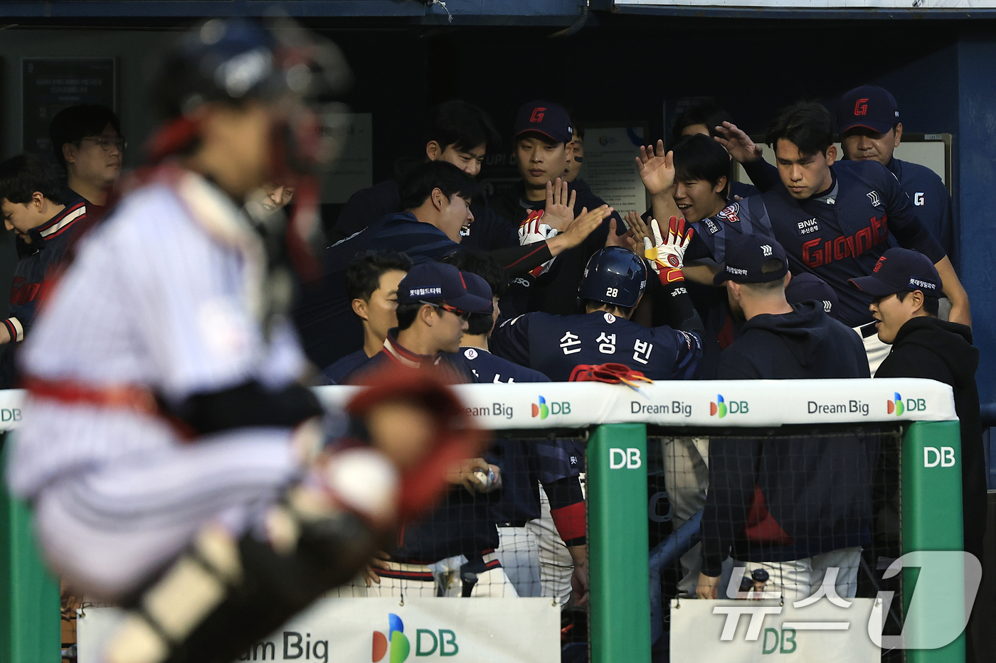 (서울=뉴스1) 박정호 기자 = 15일 서울 송파구 잠실야구장에서 열린 '2026 신한 SOL KBO리그' 롯데 자이언츠와 LG 트윈스의 경기, 3회초 1사 주자 없는 상황에 솔로 …