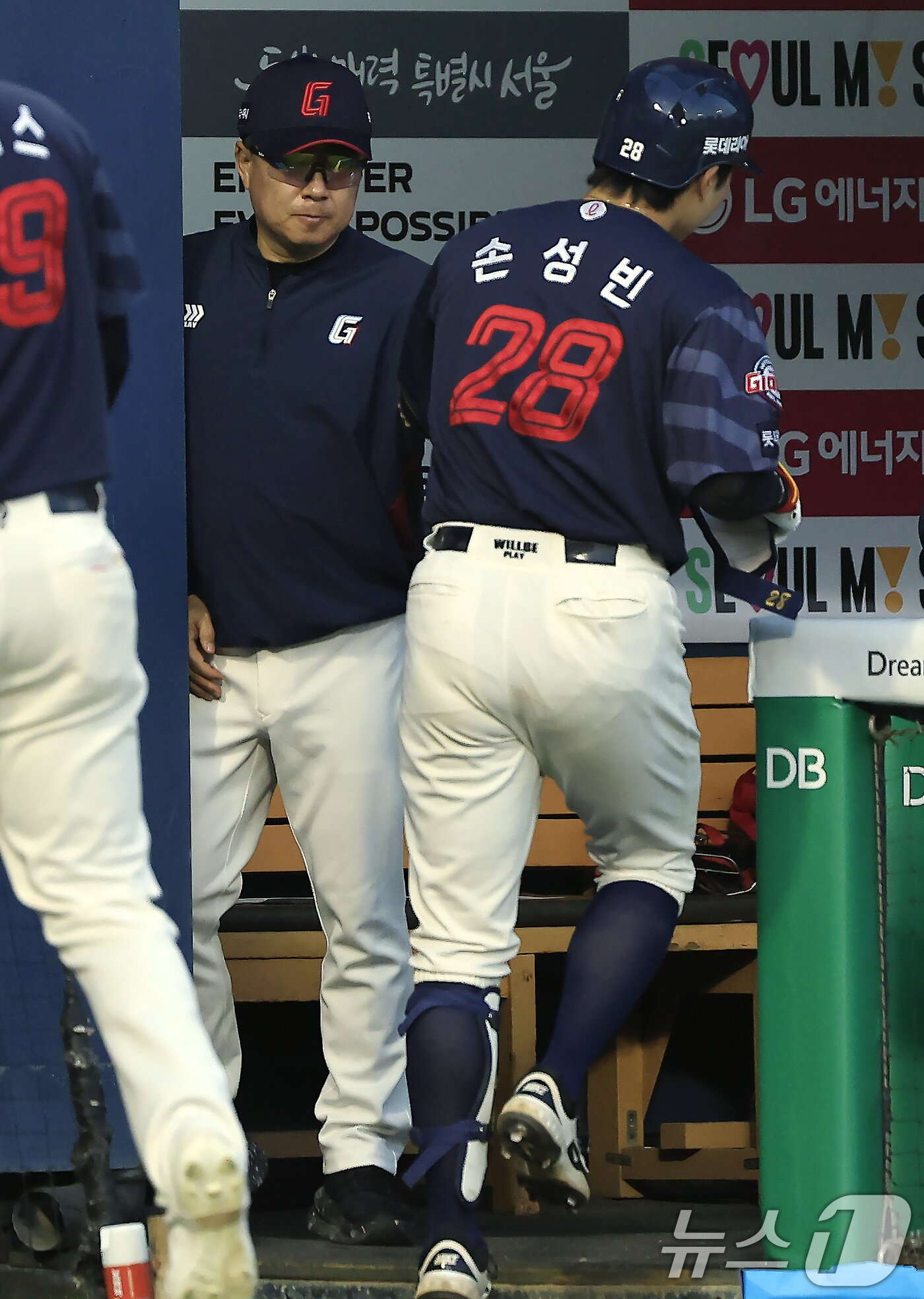 본문 이미지 - 김태형 롯데 자이언츠 감독(가운데). 2026.4.15 ⓒ 뉴스1 박정호 기자