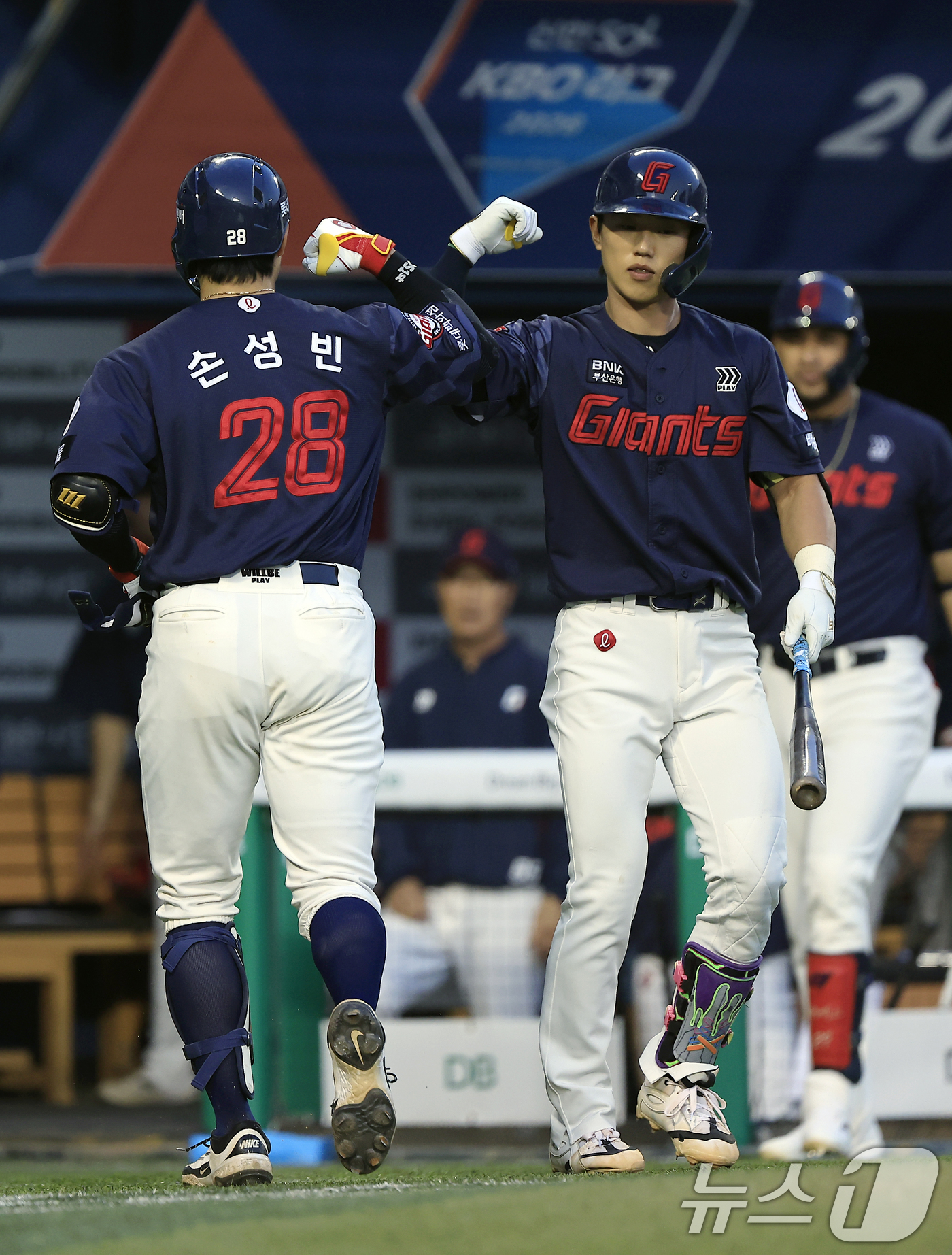 (서울=뉴스1) 박정호 기자 = 15일 서울 송파구 잠실야구장에서 열린 '2026 신한 SOL KBO리그' 롯데 자이언츠와 LG 트윈스의 경기, 3회초 1사 주자 없는 상황에 솔로 …