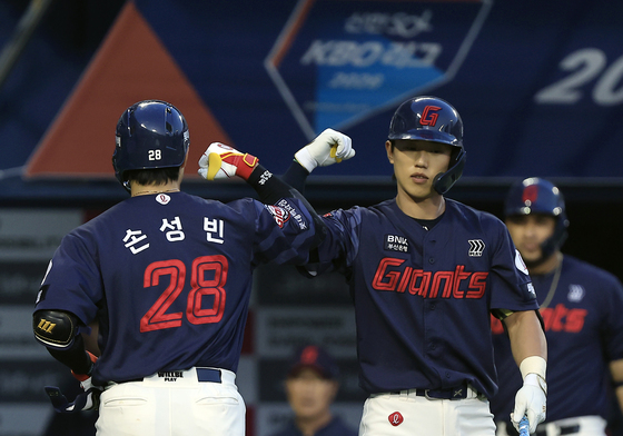 홈런으로 선취점 만든 손성빈