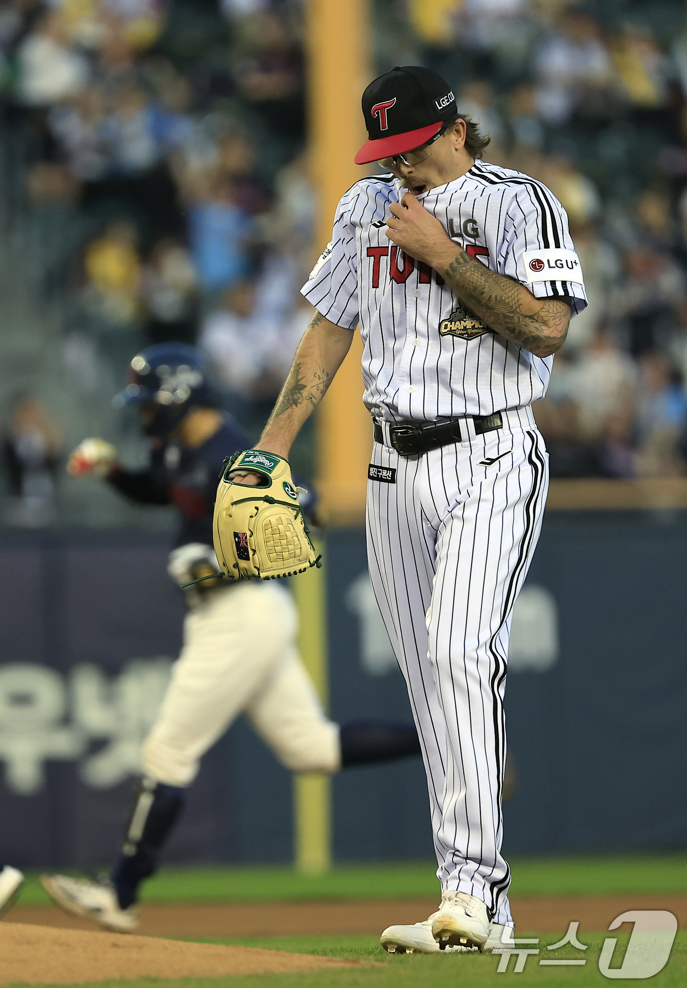 (서울=뉴스1) 박정호 기자 = LG 선발 라클란 웰스가 15일 서울 송파구 잠실야구장에서 열린 '2026 신한 SOL KBO리그' 롯데 자이언츠와 LG 트윈스의 경기 3회초 1사 …