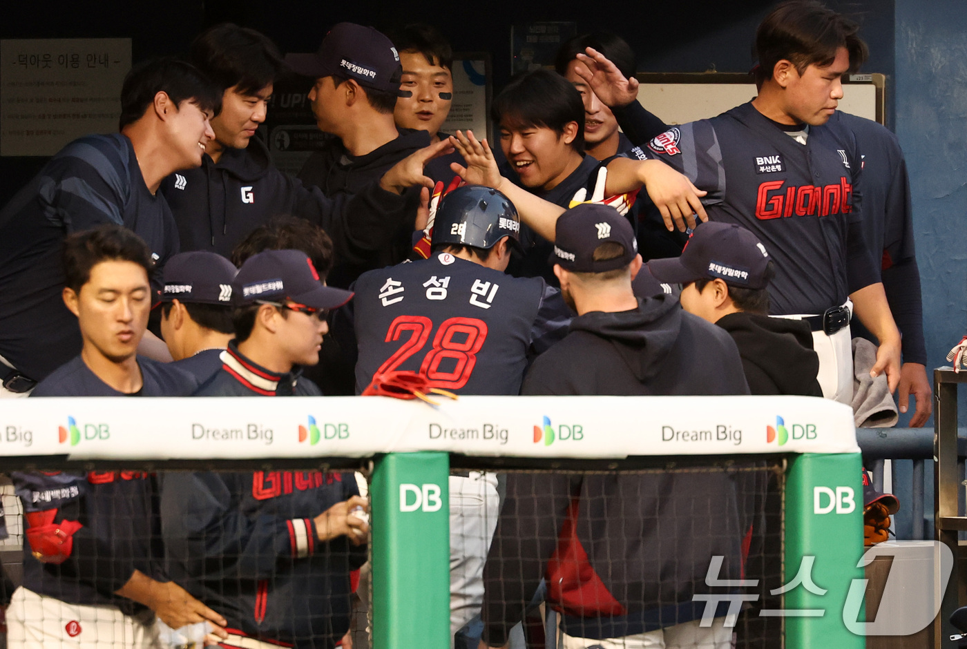 (서울=뉴스1) 최지환 기자 = 15일 서울 송파구 잠실야구장에서 열린 '2026 신한 SOL KBO리그' 열린 롯데자이언츠와 LG트윈스의 경기, 3회초 롯데의 공격 1사 주자 없 …