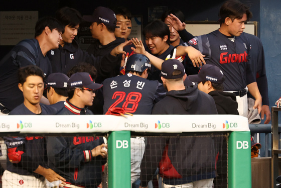 손성빈 솔로홈런으로 앞서가는 롯데