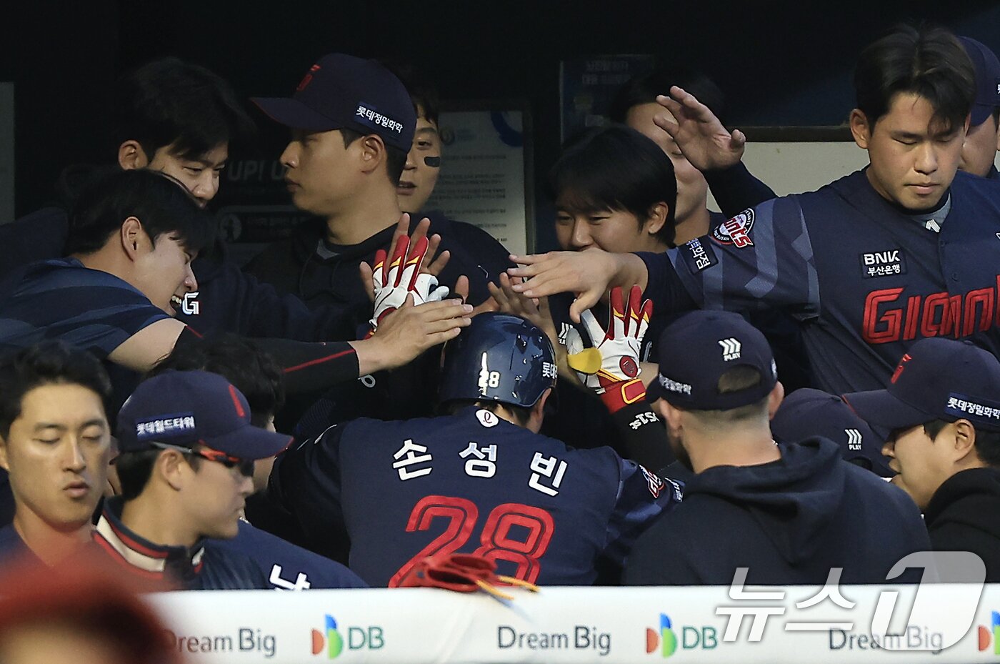 본문 이미지 - 15일 서울 송파구 잠실야구장에서 열린 '2026 신한 SOL KBO리그' 롯데 자이언츠와 LG 트윈스의 경기, 3회초 1사 주자 없는 상황에 솔로홈런을 날린 롯데 손성빈이 더그아웃으로 들어가 동료들의 축하를 받고 있다. 2026.4.15 ⓒ 뉴스1 박정호 기자