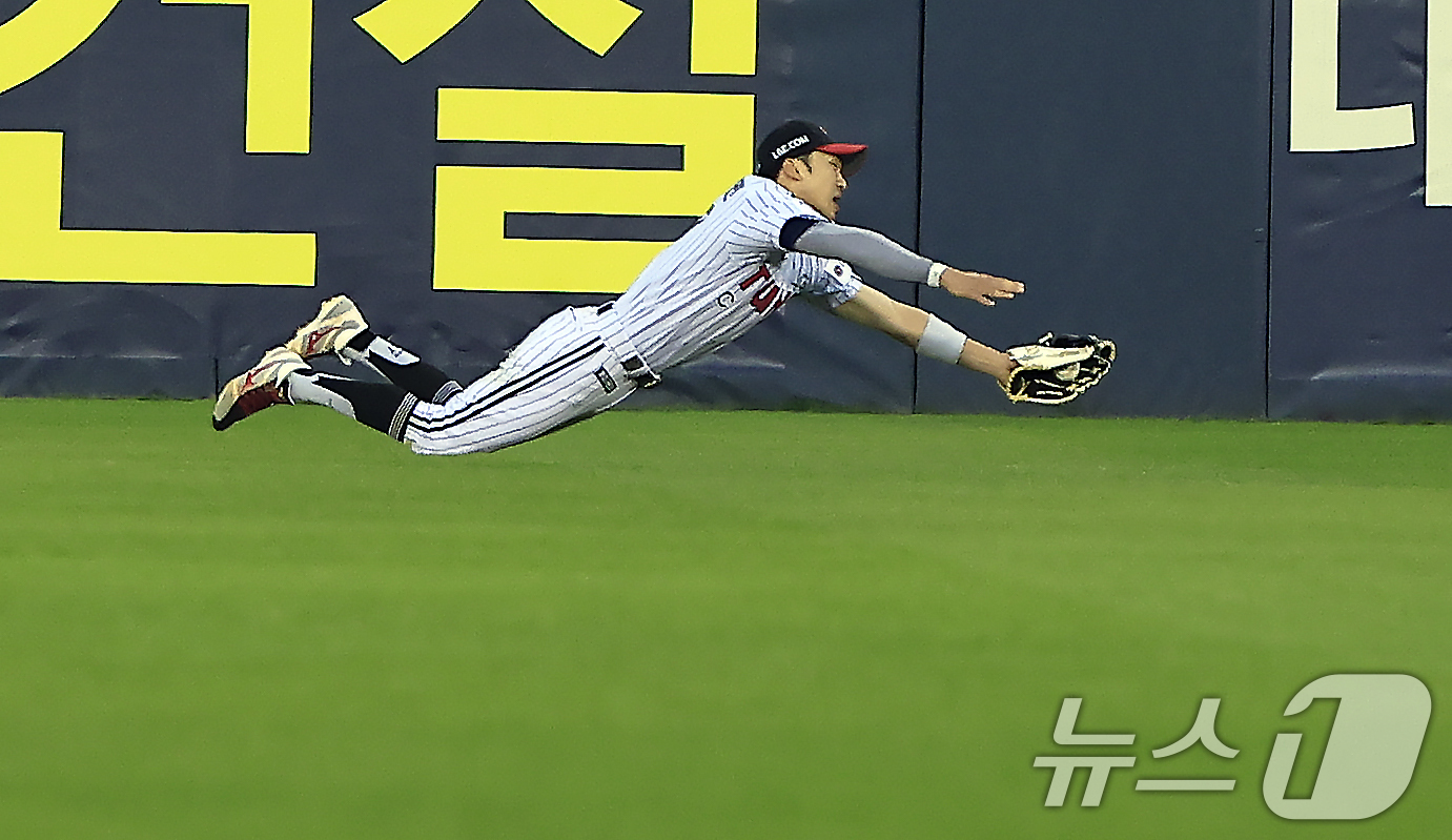 (서울=뉴스1) 박정호 기자 = 15일 서울 송파구 잠실야구장에서 열린 '2026 신한 SOL KBO리그' 롯데 자이언츠와 LG 트윈스의 경기, 3회초 2사 주자 없는 상황 LG …