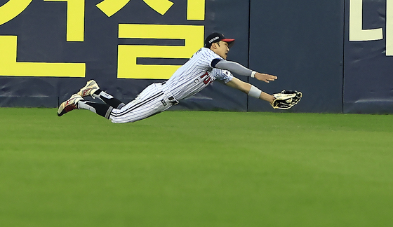 몸 날려 타구 잡아내는 박해민