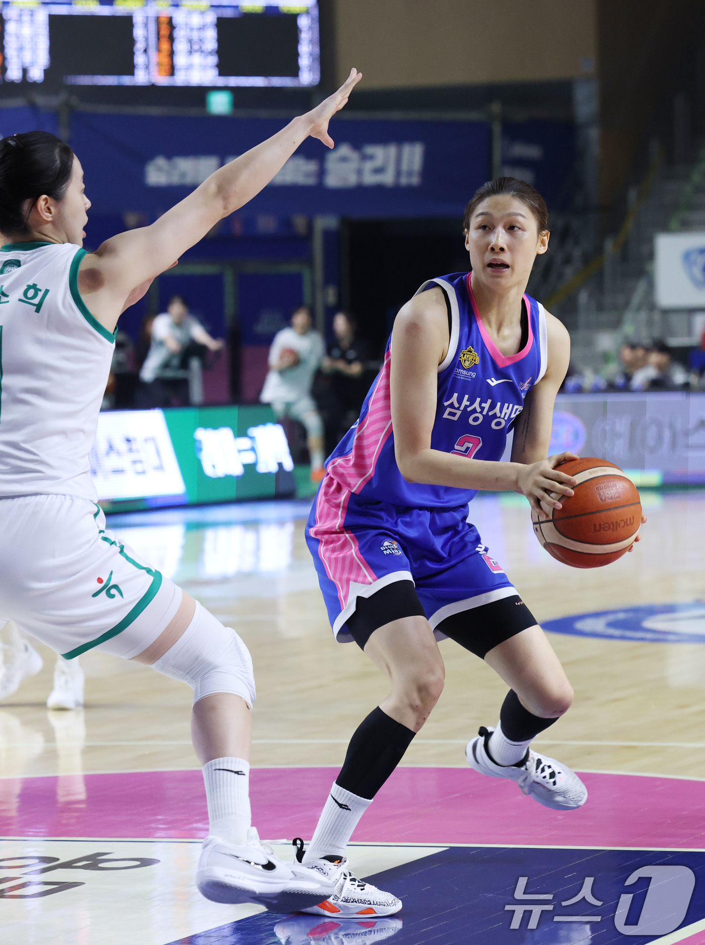 (용인=뉴스1) 김영운 기자 = 15일 경기 용인시 처인구 용인실내체육관에서 열린 'BNK 금융 2025-2026 여자프로농구 플레이오프 4차전' 용인 삼성생명 블루밍스와 부천 하 …