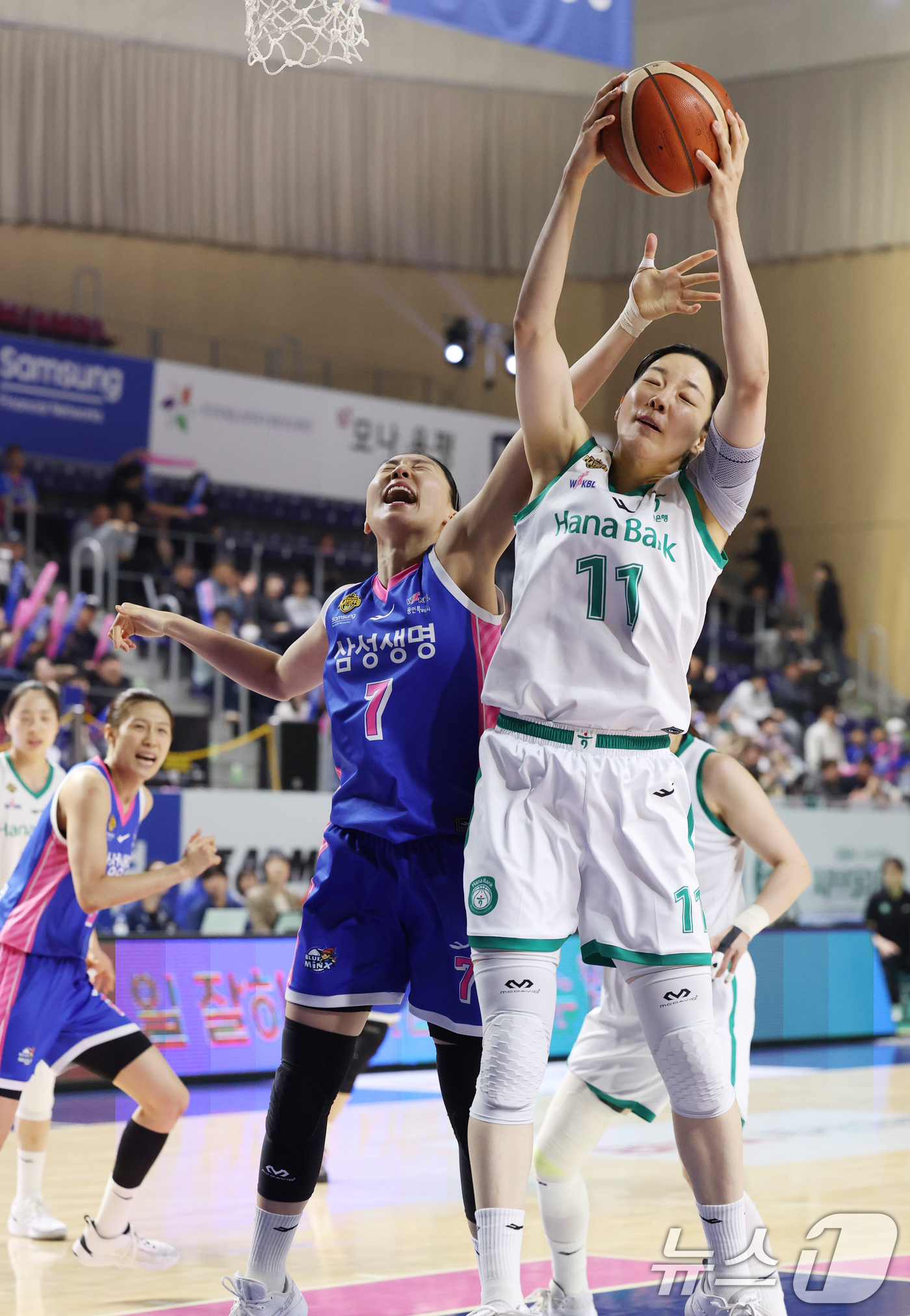 (용인=뉴스1) 김영운 기자 = 15일 경기 용인시 처인구 용인실내체육관에서 열린 'BNK 금융 2025-2026 여자프로농구 플레이오프 4차전' 용인 삼성생명 블루밍스와 부천 하 …