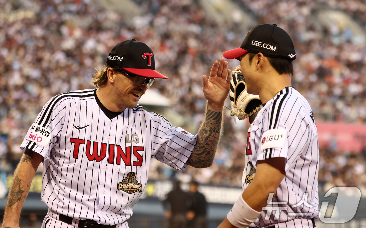 (서울=뉴스1) 최지환 기자 = 15일 서울 송파구 잠실야구장에서 열린 '2026 신한 SOL KBO리그' 열린 롯데자이언츠와 LG트윈스의 경기, 3회초 롯데의 공격 2사 주자없는 …