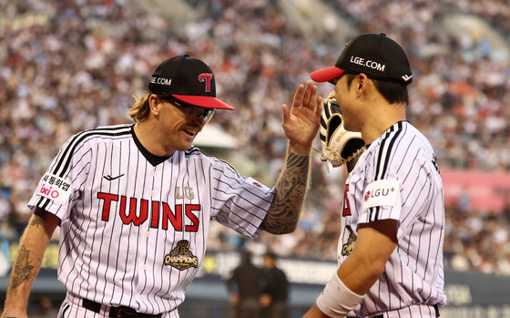 박해민 호수비 기뻐하는 웰스