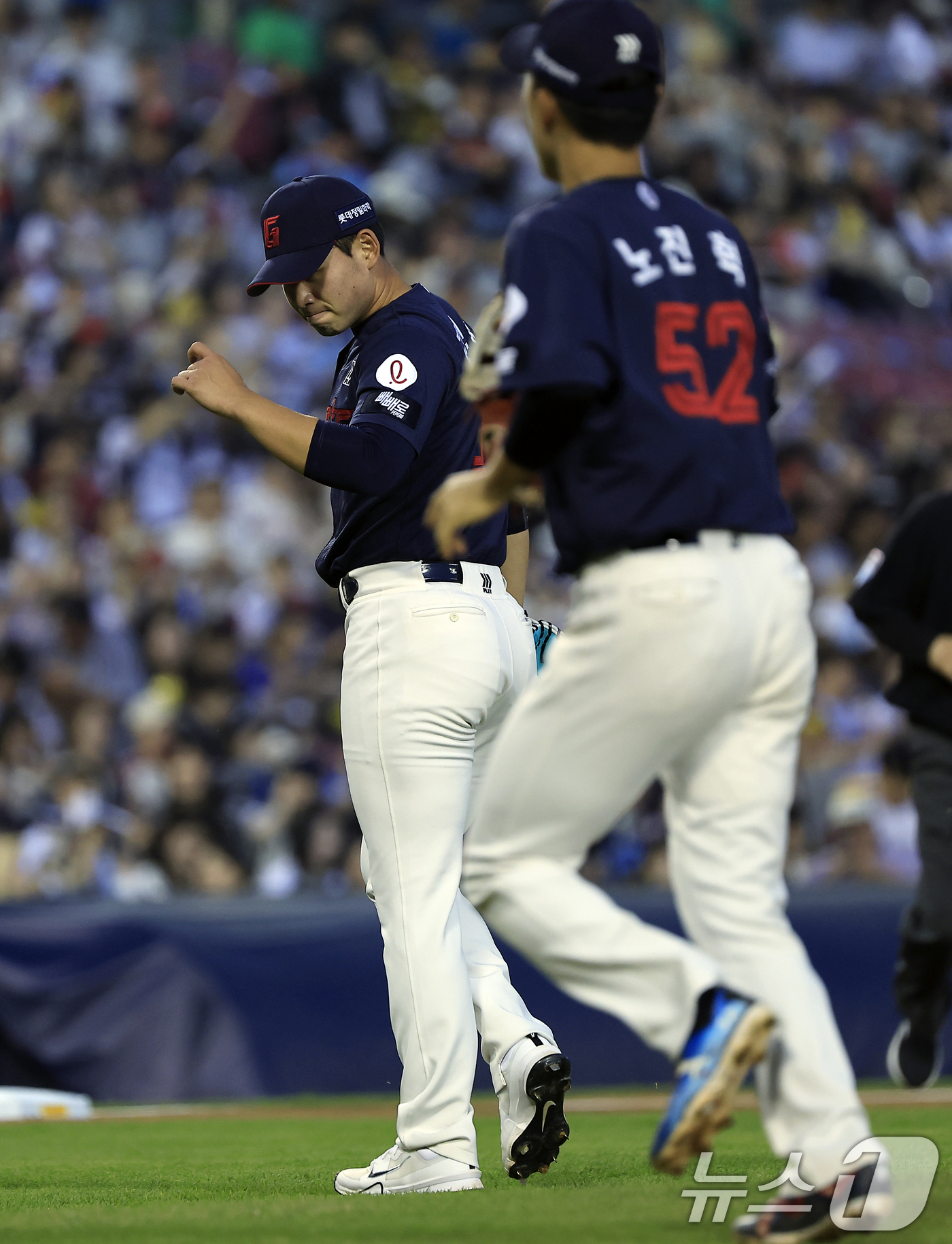 (서울=뉴스1) 박정호 기자 = 롯데 선발 김진욱이 15일 서울 송파구 잠실야구장에서 열린 '2026 신한 SOL KBO리그' 롯데 자이언츠와 LG 트윈스의 경기3회말 2사 주자 …