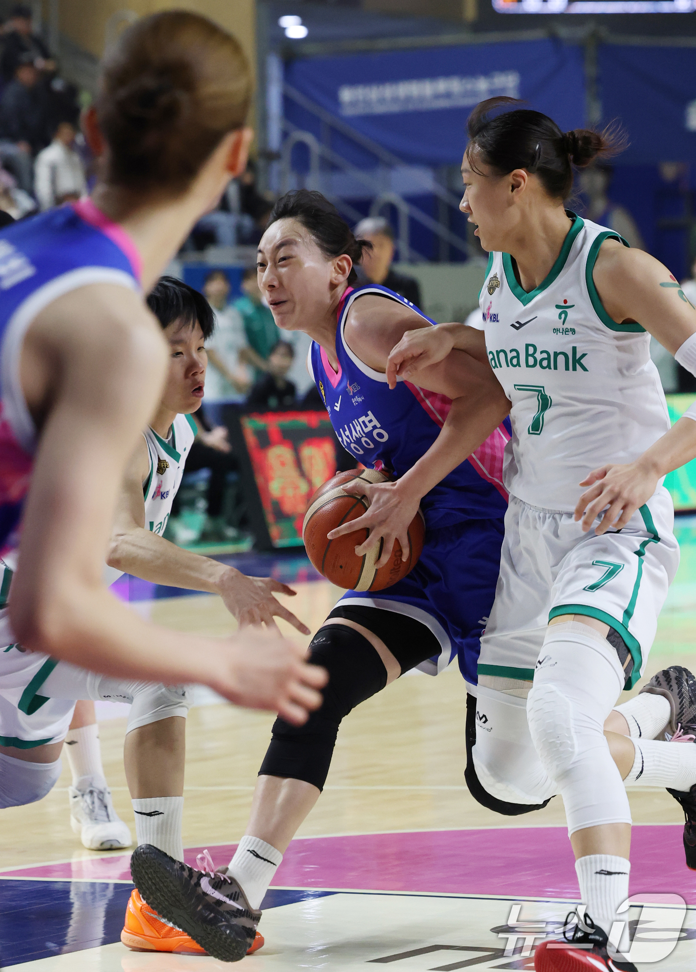 (용인=뉴스1) 김영운 기자 = 15일 경기 용인시 처인구 용인실내체육관에서 열린 'BNK 금융 2025-2026 여자프로농구 플레이오프 4차전' 용인 삼성생명 블루밍스와 부천 하 …