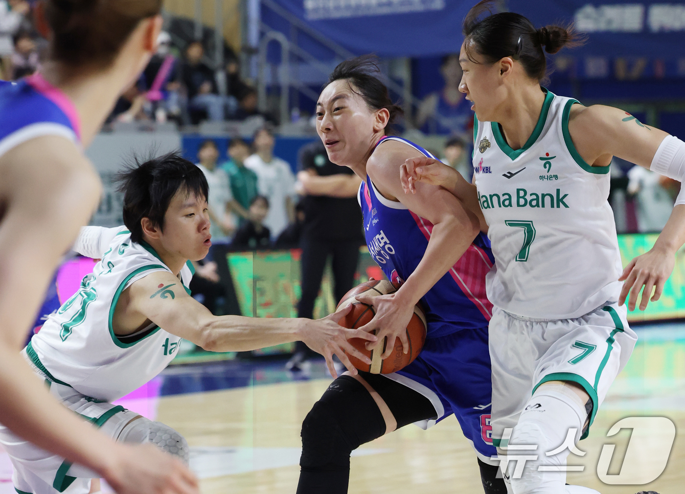 (용인=뉴스1) 김영운 기자 = 15일 경기 용인시 처인구 용인실내체육관에서 열린 'BNK 금융 2025-2026 여자프로농구 플레이오프 4차전' 용인 삼성생명 블루밍스와 부천 하 …