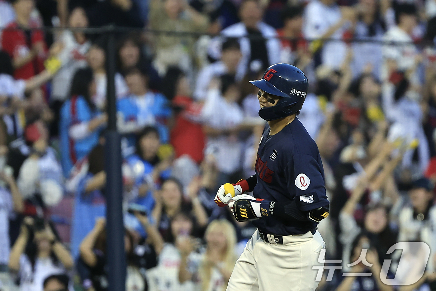 (서울=뉴스1) 박정호 기자 = 15일 서울 송파구 잠실야구장에서 열린 '2026 신한 SOL KBO리그' 롯데 자이언츠와 LG 트윈스의 경기, 3회초 1사 주자 없는 상황에 솔로 …