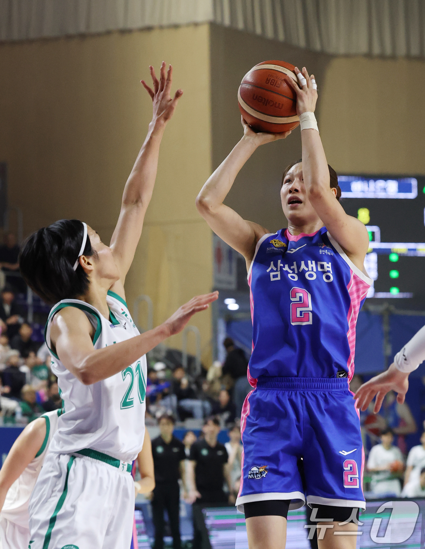 (용인=뉴스1) 김영운 기자 = 15일 경기 용인시 처인구 용인실내체육관에서 열린 'BNK 금융 2025-2026 여자프로농구 플레이오프 4차전' 용인 삼성생명 블루밍스와 부천 하 …