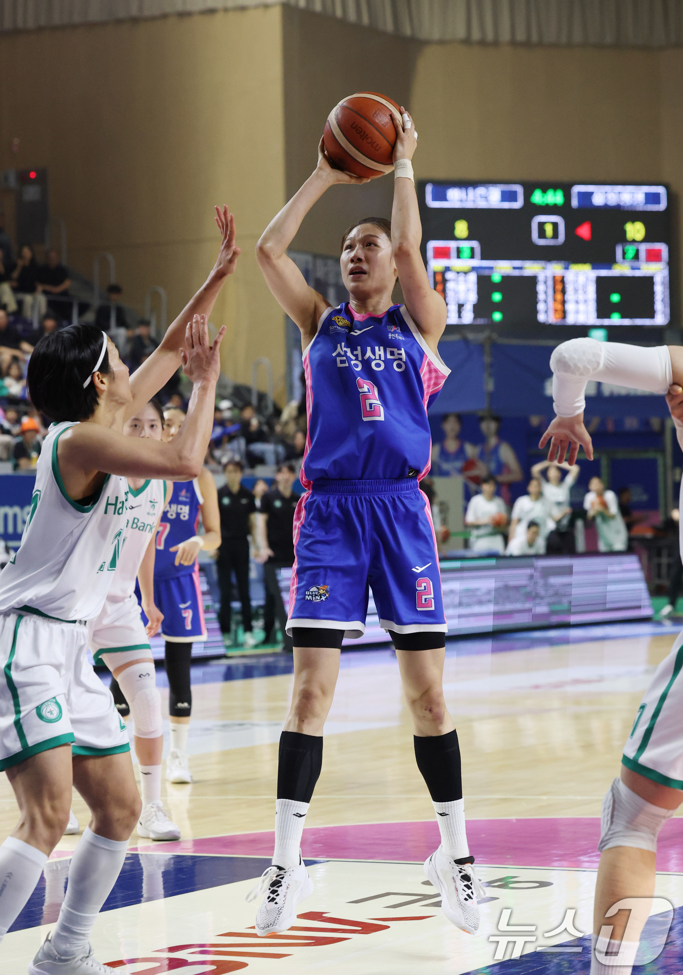 (용인=뉴스1) 김영운 기자 = 15일 경기 용인시 처인구 용인실내체육관에서 열린 'BNK 금융 2025-2026 여자프로농구 플레이오프 4차전' 용인 삼성생명 블루밍스와 부천 하 …