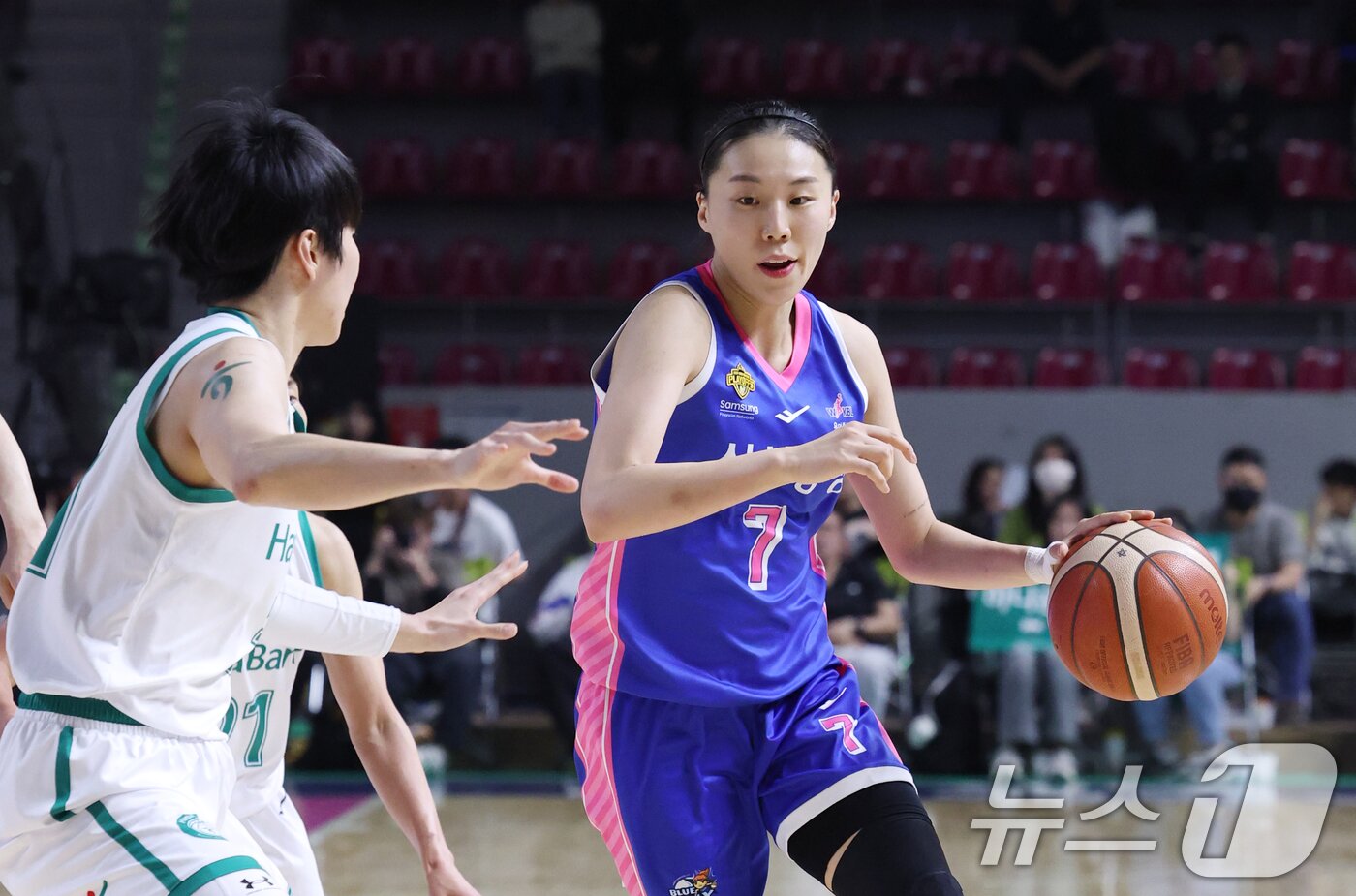 본문 이미지 - 15일 경기 용인시 처인구 용인실내체육관에서 열린 'BNK 금융 2025-2026 여자프로농구 플레이오프 4차전' 용인 삼성생명 블루밍스와 부천 하나은행의 경기에서 삼성생명 강유림이 돌파하고 있다. 2026.4.15 ⓒ 뉴스1 김영운 기자