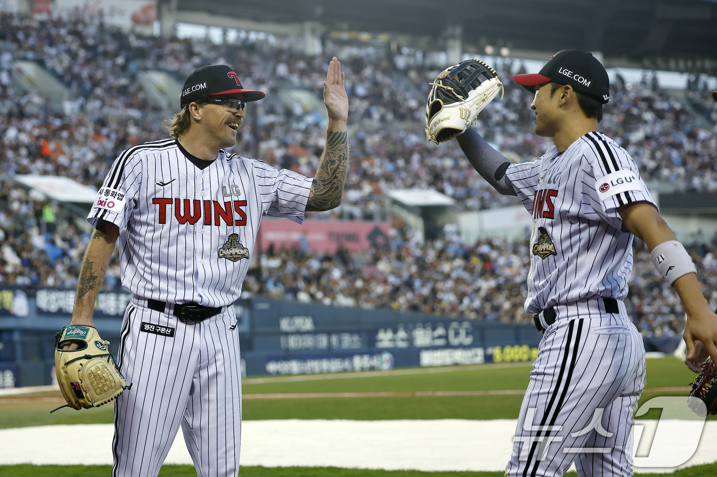 (서울=뉴스1) 박정호 기자 = 15일 서울 송파구 잠실야구장에서 열린 '2026 신한 SOL KBO리그' 롯데 자이언츠와 LG 트윈스의 경기, 3회초 2사 주자 없는 상황 LG …