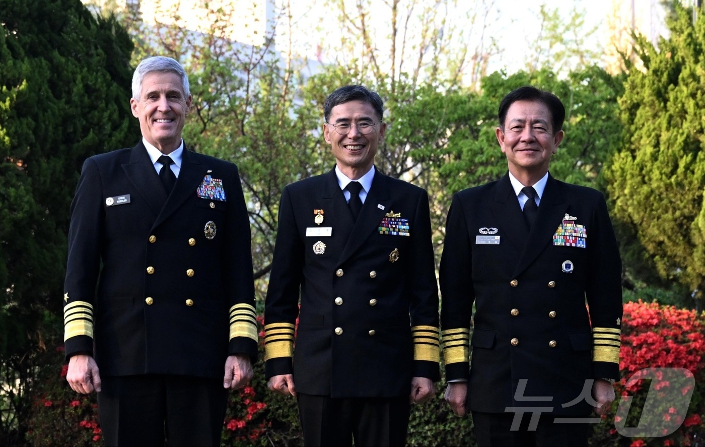 (서울=뉴스1) = 김경률 해군참모총장이 15일 서울 해군공관에서 열린 환영 만찬에서 스티븐 쾨일러 미국 태평양함대사령관, 사이토 아키라 일본 해상막료장과 기념촬영을 하고 있다. …