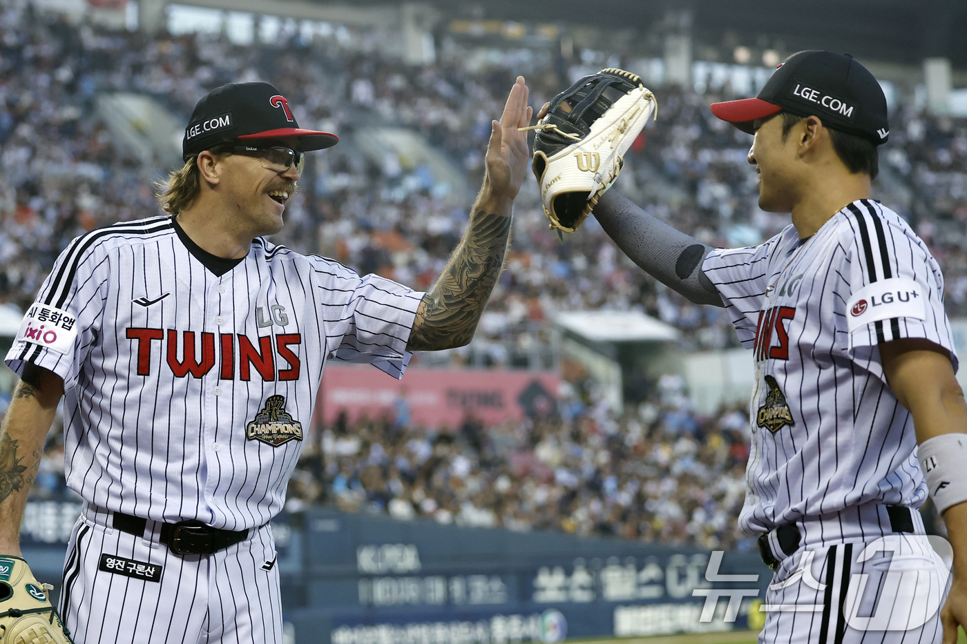 (서울=뉴스1) 박정호 기자 = 15일 서울 송파구 잠실야구장에서 열린 '2026 신한 SOL KBO리그' 롯데 자이언츠와 LG 트윈스의 경기, 3회초 2사 주자 없는 상황 LG …