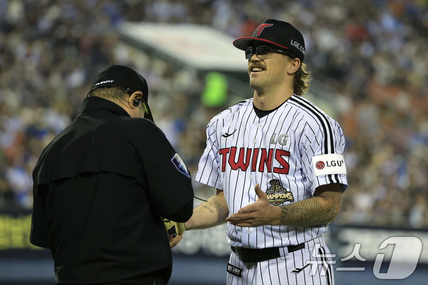 (서울=뉴스1) 박정호 기자 = 15일 서울 송파구 잠실야구장에서 열린 '2026 신한 SOL KBO리그' 롯데 자이언츠와 LG 트윈스의 경기, 4회초 이닝을 마친 LG 선발 웰스 …