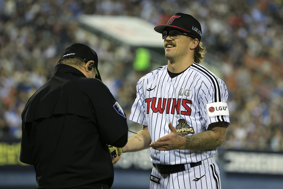 미소 지으며 검사 받는 웰스