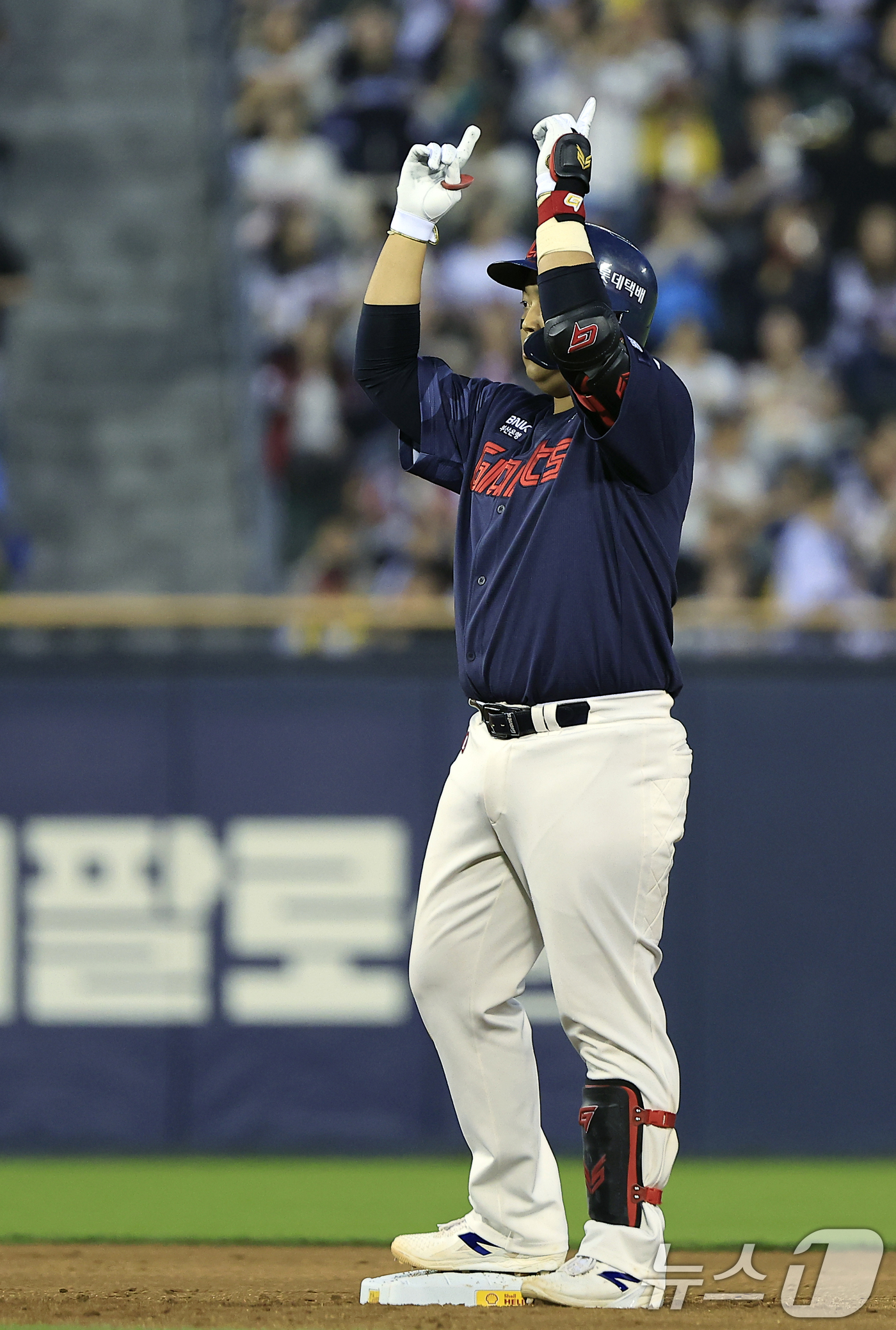 (서울=뉴스1) 박정호 기자 = 15일 서울 송파구 잠실야구장에서 열린 '2026 신한 SOL KBO리그' 롯데 자이언츠와 LG 트윈스의 경기, 4회초 2사 주자 없는 상황 롯데 …