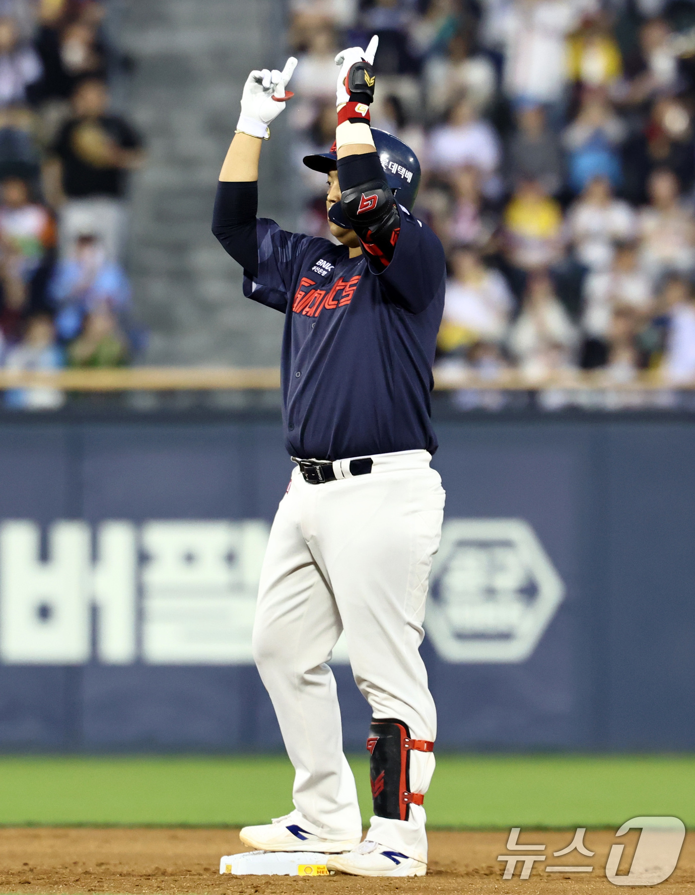 (서울=뉴스1) 최지환 기자 = 15일 서울 송파구 잠실야구장에서 열린 '2026 신한 SOL KBO리그' 열린 롯데자이언츠와 LG트윈스의 경기, 4회초 롯데의 공격 2사 상황에서 …