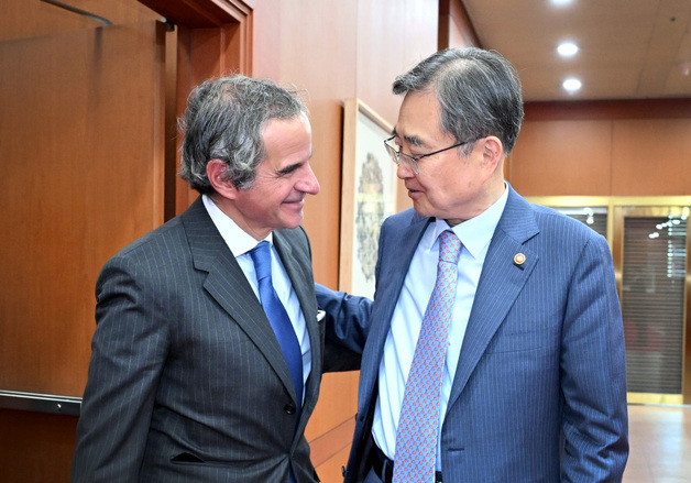 조현 외교장관-IAEA 사무총장 회담…"핵잠 추진에도 NPT 의무 준수"