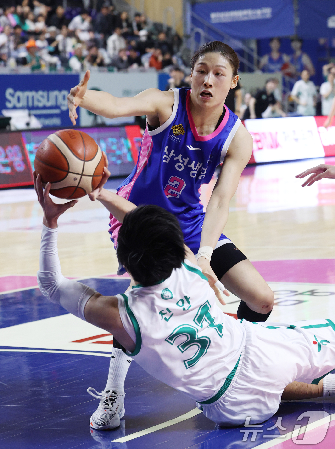 (용인=뉴스1) 김영운 기자 = 15일 경기 용인시 처인구 용인실내체육관에서 열린 'BNK 금융 2025-2026 여자프로농구 플레이오프 4차전' 용인 삼성생명 블루밍스와 부천 하 …