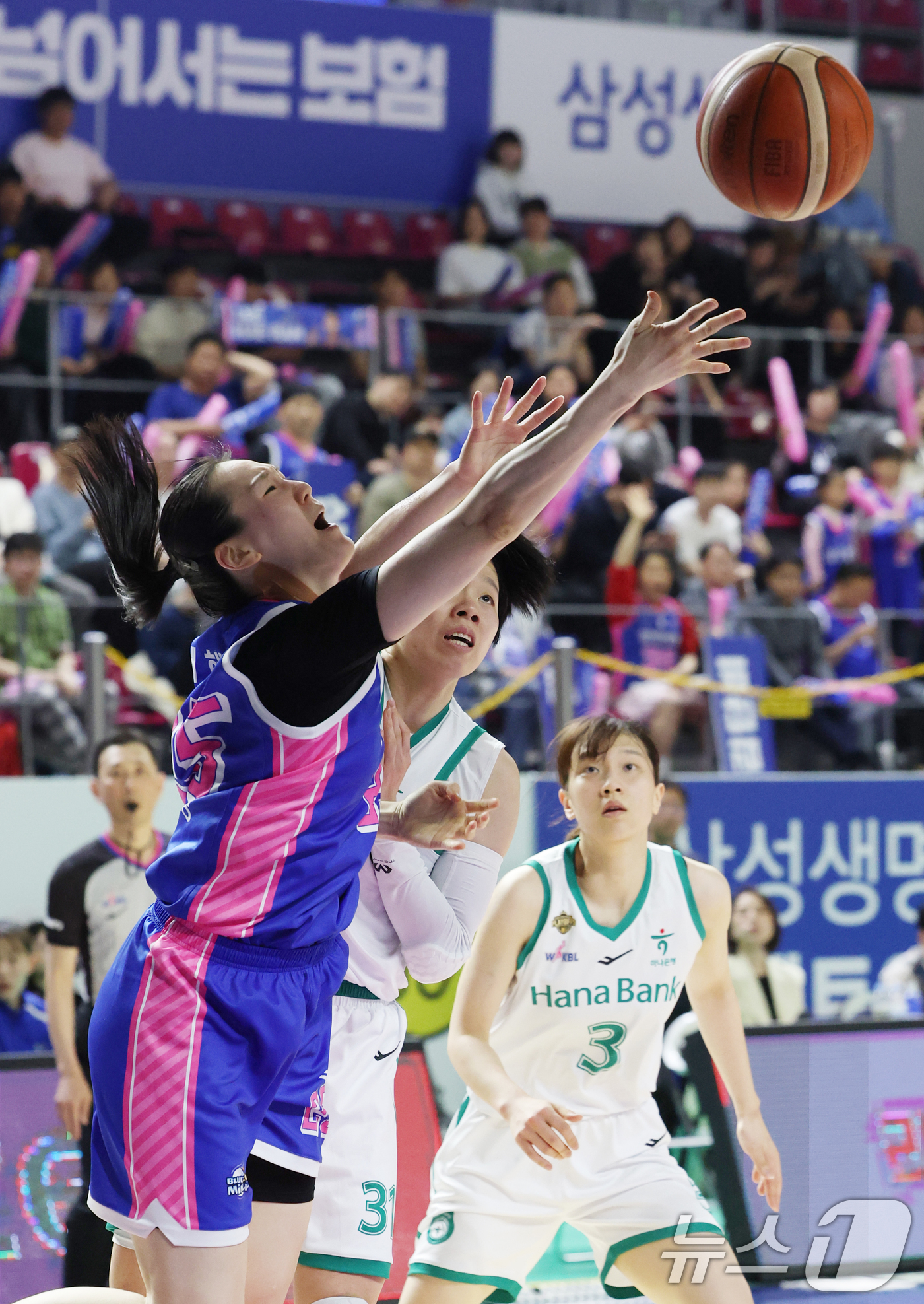 (용인=뉴스1) 김영운 기자 = 15일 경기 용인시 처인구 용인실내체육관에서 열린 'BNK 금융 2025-2026 여자프로농구 플레이오프 4차전' 용인 삼성생명 블루밍스와 부천 하 …