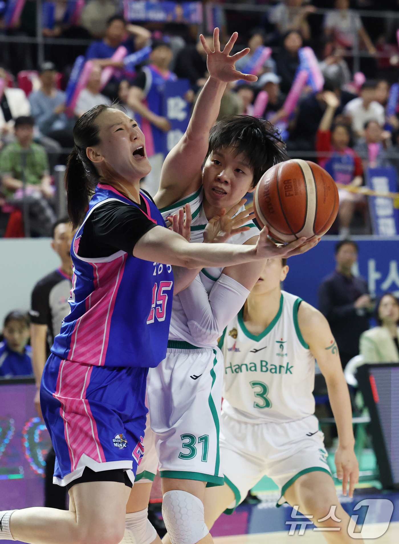 (용인=뉴스1) 김영운 기자 = 15일 경기 용인시 처인구 용인실내체육관에서 열린 'BNK 금융 2025-2026 여자프로농구 플레이오프 4차전' 용인 삼성생명 블루밍스와 부천 하 …