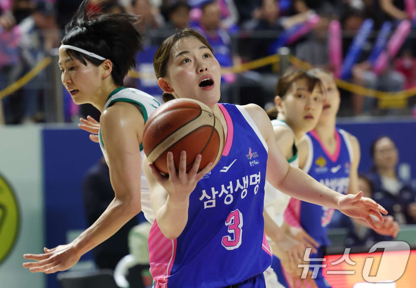 (용인=뉴스1) 김영운 기자 = 15일 경기 용인시 처인구 용인실내체육관에서 열린 'BNK 금융 2025-2026 여자프로농구 플레이오프 4차전' 용인 삼성생명 블루밍스와 부천 하 …