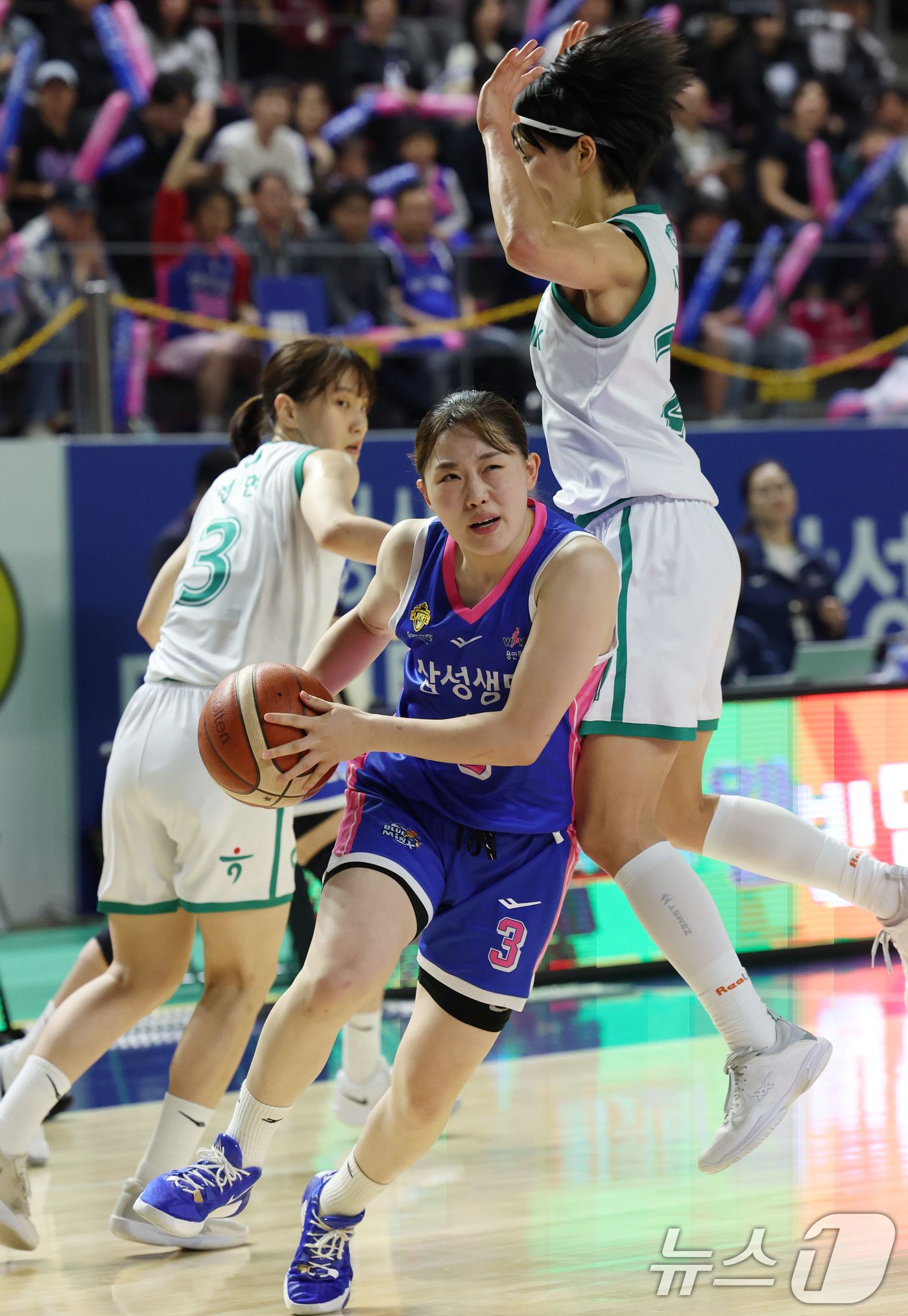 (용인=뉴스1) 김영운 기자 = 15일 경기 용인시 처인구 용인실내체육관에서 열린 'BNK 금융 2025-2026 여자프로농구 플레이오프 4차전' 용인 삼성생명 블루밍스와 부천 하 …