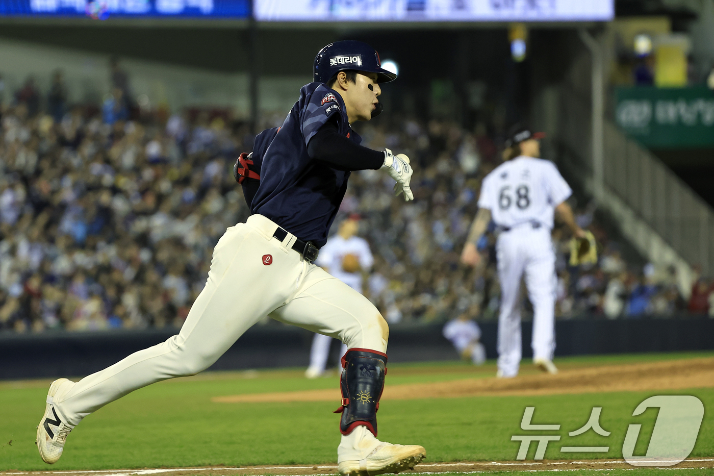 (서울=뉴스1) 박정호 기자 = 15일 서울 송파구 잠실야구장에서 열린 '2026 신한 SOL KBO리그' 롯데 자이언츠와 LG 트윈스의 경기, 5회초 1사 주자 없는 상황에 롯데 …