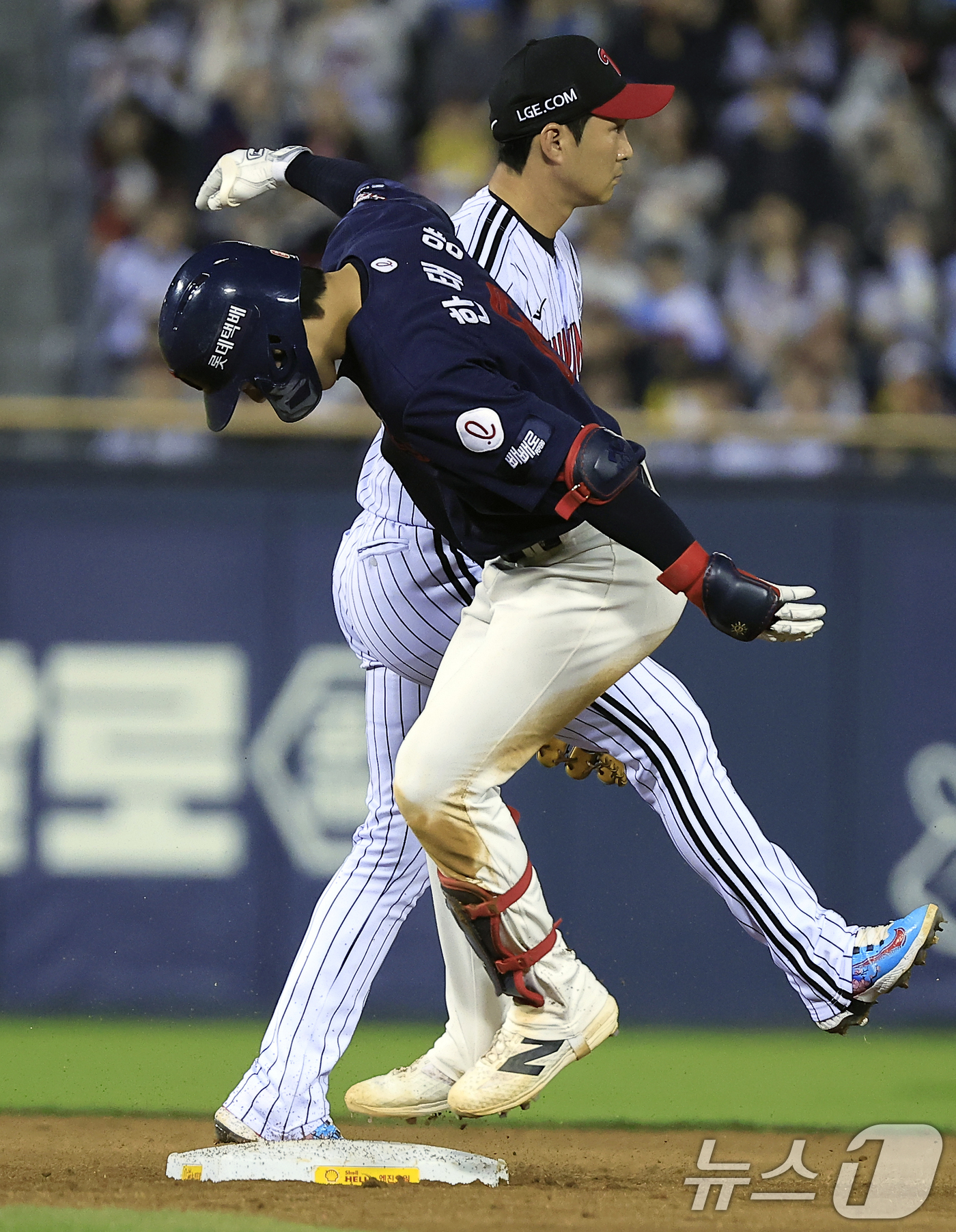 (서울=뉴스1) 박정호 기자 = 15일 서울 송파구 잠실야구장에서 열린 '2026 신한 SOL KBO리그' 롯데 자이언츠와 LG 트윈스의 경기, 5회초 1사 주자 없는 상황에 롯데 …