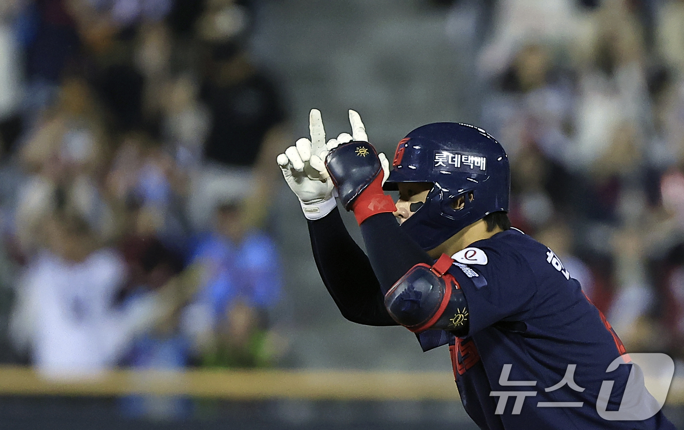 (서울=뉴스1) 박정호 기자 = 15일 서울 송파구 잠실야구장에서 열린 '2026 신한 SOL KBO리그' 롯데 자이언츠와 LG 트윈스의 경기, 5회초 1사 주자 없는 상황에 롯데 …