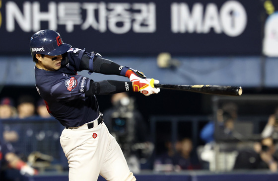 2루타 날리는 한태양