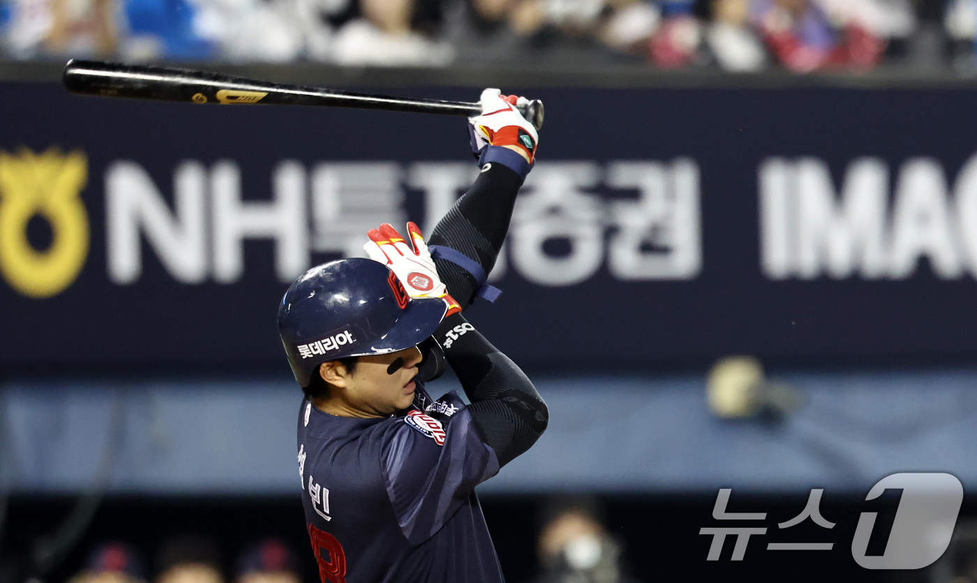 (서울=뉴스1) 최지환 기자 = 15일 서울 송파구 잠실야구장에서 열린 '2026 신한 SOL KBO리그' 롯데 자이언츠와 LG 트윈스의 경기, 3회초 롯데의 공격 1사 주자 없는 …