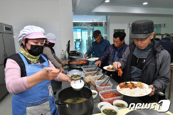 "바쁜 농사철 함께 식사해요"…정선군 '마을공동급식' 확대 추진