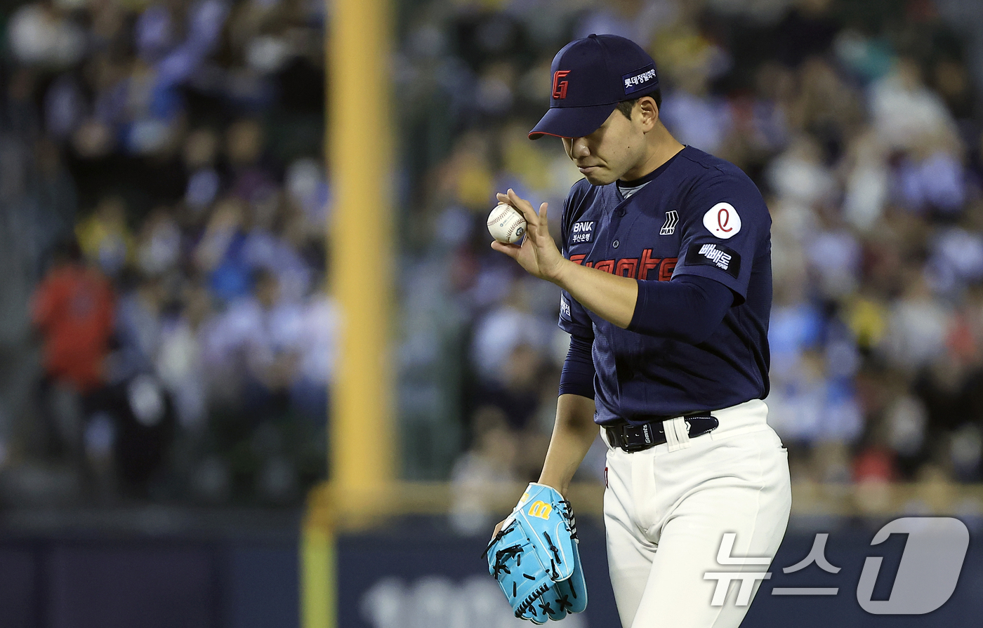 (서울=뉴스1) 박정호 기자 = 15일 서울 송파구 잠실야구장에서 열린 '2026 신한 SOL KBO리그' 롯데 자이언츠와 LG 트윈스의 경기, 5회말 2사 주자 없는 상황에 LG …