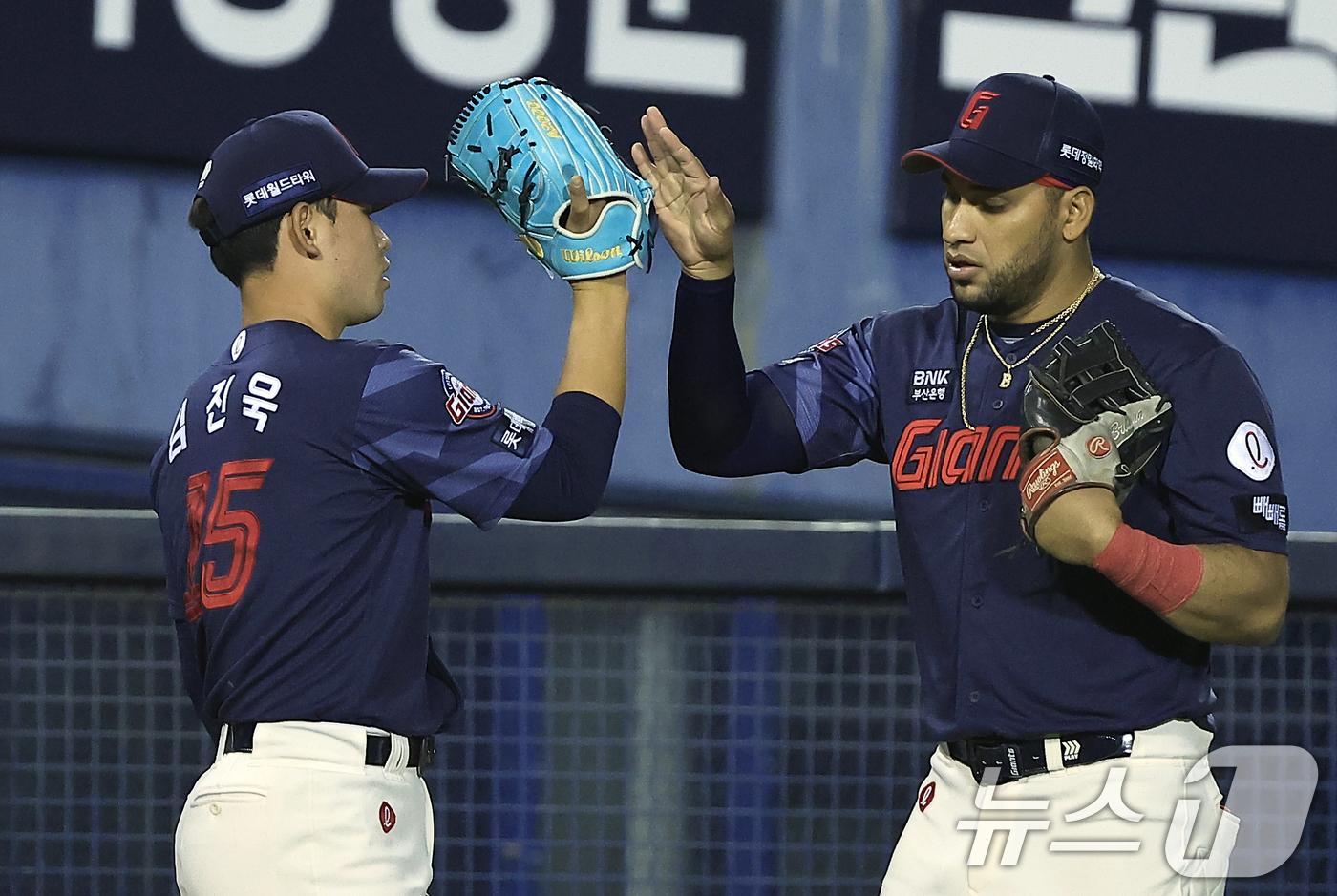 (서울=뉴스1) 박정호 기자 = 15일 서울 송파구 잠실야구장에서 열린 '2026 신한 SOL KBO리그' 롯데 자이언츠와 LG 트윈스의 경기, 5회말 2사 주자 1,2루 상황에 …