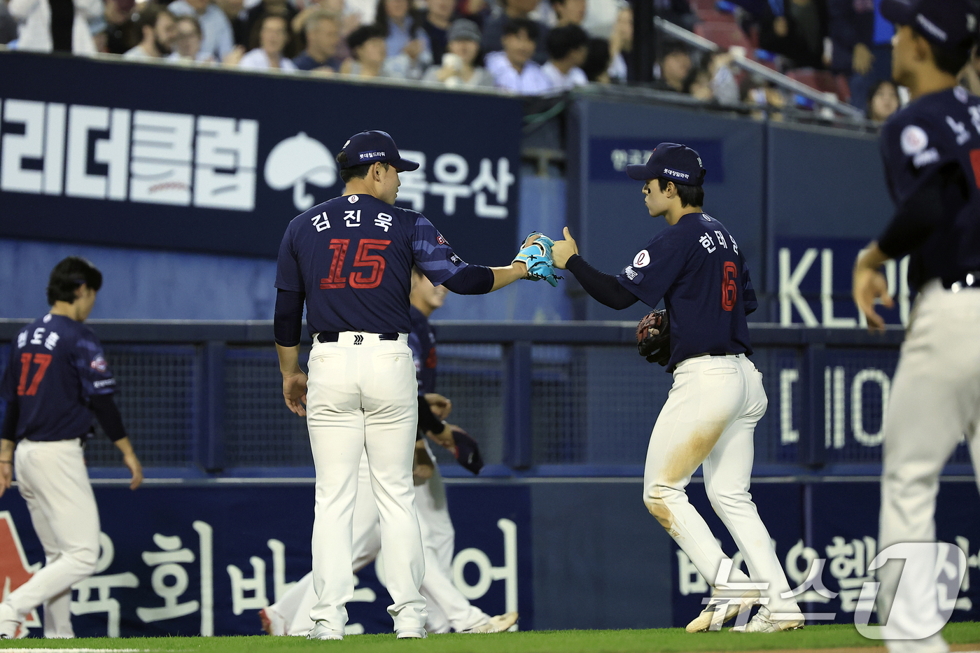 (서울=뉴스1) 박정호 기자 = 15일 서울 송파구 잠실야구장에서 열린 '2026 신한 SOL KBO리그' 롯데 자이언츠와 LG 트윈스의 경기, 5회말 2사 주자 1,2루 상황에 …