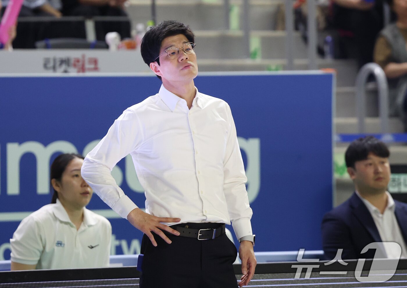 본문 이미지 - 15일 경기 용인시 처인구 용인실내체육관에서 열린 'BNK 금융 2025-2026 여자프로농구 플레이오프 4차전' 용인 삼성생명 블루밍스와 부천 하나은행의 경기에서 삼성생명 하상윤 감독이 경기를 지켜보고 있다. 2026.4.15 ⓒ 뉴스1 김영운 기자