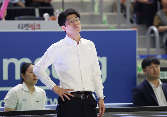 경기 지켜보는 하상윤 감독